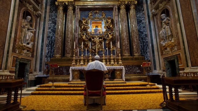 El papa reza ante el crucifijo de la 