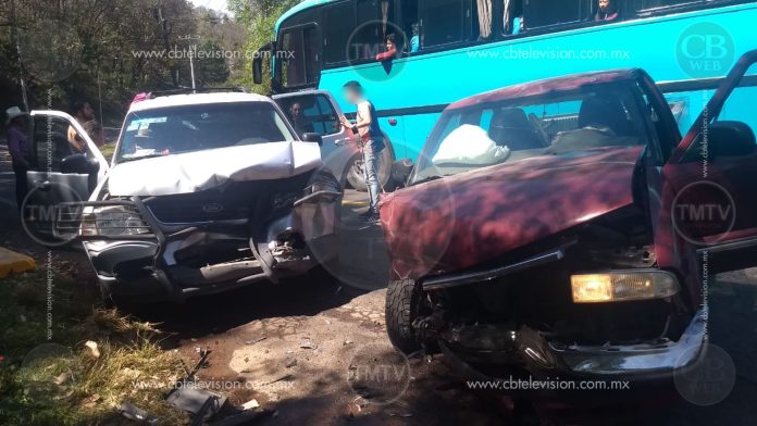 Choque frontal de camionetas dejan 8 heridos en la salida a Mil Cumbres