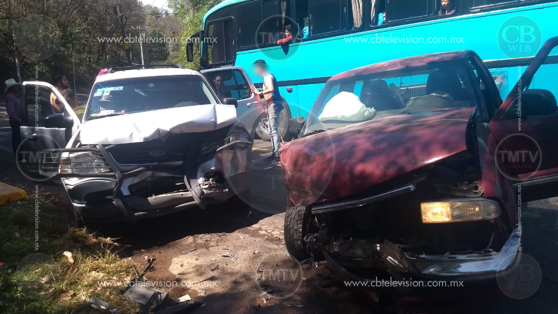 Choque frontal de camionetas dejan 8 heridos en la salida a Mil Cumbres Choque frontal de camionetas dejan 8 heridos en la salida a Mil Cumbres