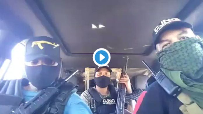 Video: Sicarios del CJNG se exhiben armados paseando por las calles; 