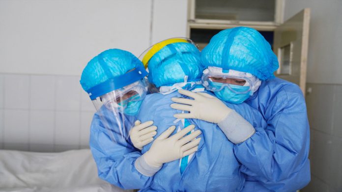 Número de muertos en el mundo por coronavirus ya superó los 7 mil