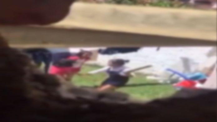 México: Denuncian a mujer por golpear con un palo a dos niñas