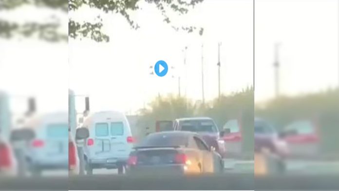Video: Con total impunidad sicarios del CN intercambian armas a plena luz del día