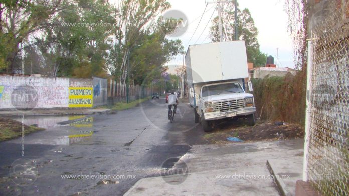 Denuncia ciudadana: Camioneta abandonada obstruye banqueta