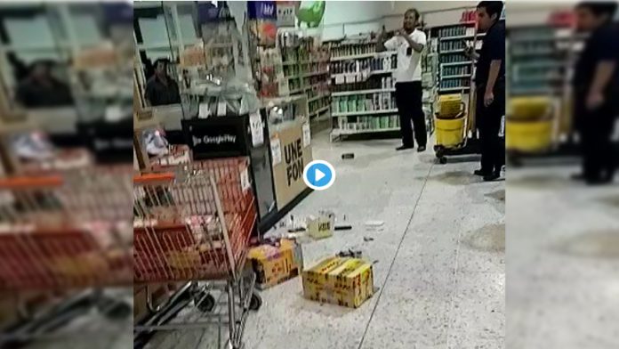 Video: Hombres con camisas del conalep asaltan módulo de celulares