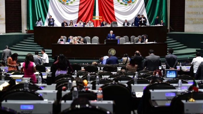 Diputados de Morena aprueban reelección de legisladores y senadores sin dejar el cargo