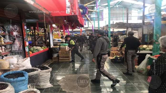 Navajean a elemento del grupo Tigre en la plaza San Juan de Morelia