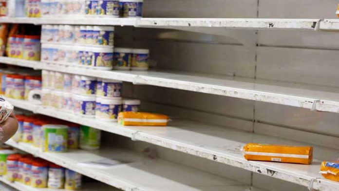 Video: Mujer llora porque por compras de pánico no puede comprarle pañales a su bebé