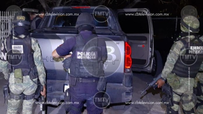 Aseguran auto robado que abandonaron presuntos delincuentes en Ecuandureo