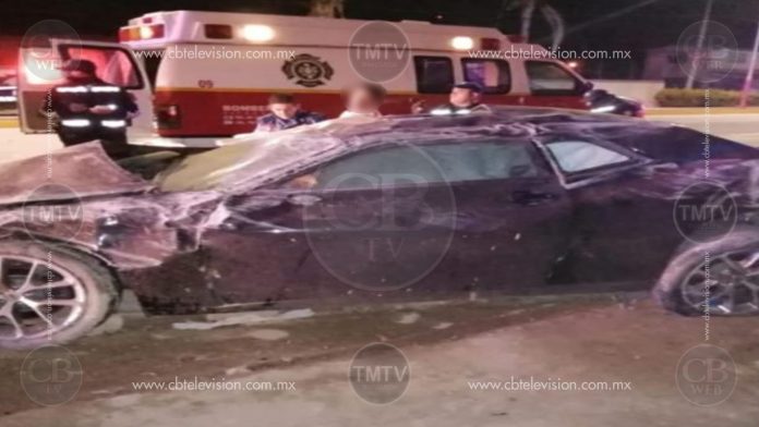 Viven de milagro tras volcar a exceso de velocidad en un Challenger