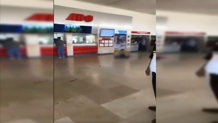 VIDEO (+18): Balean a hombre, entra a central a pedir ayuda y muere ignorado