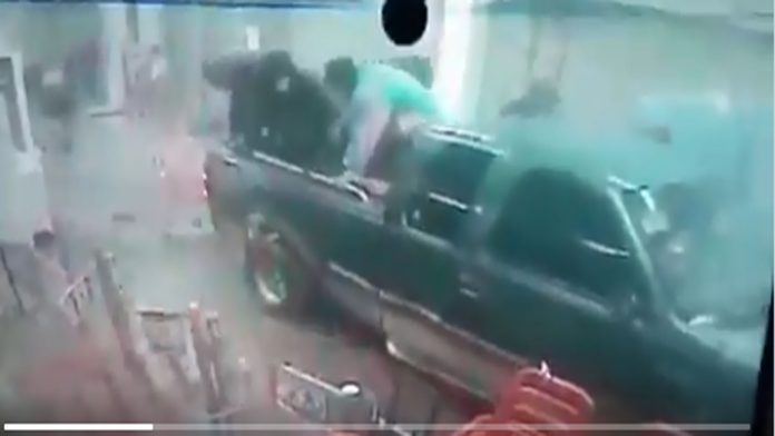 Video: Sujetos irrumpen con una camioneta un supermercado; arrollan a una mujer y roban mercancía