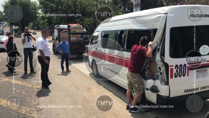 Cinco lesionados deja choque de combi sobre Madero Poniente y Pedregal