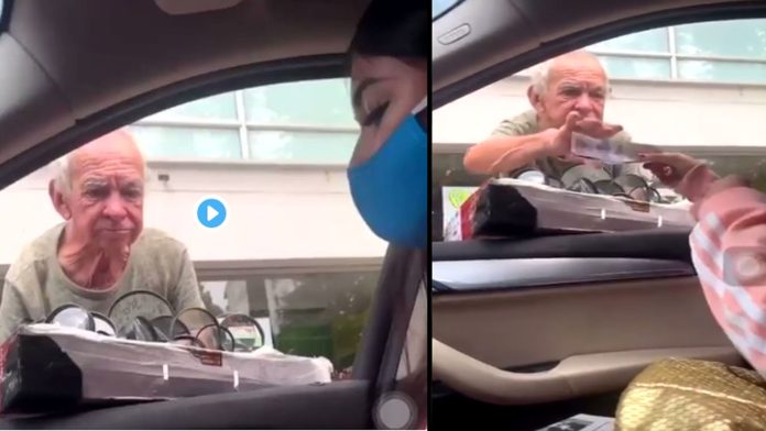 Video: Varias personas están repartiendo dinero a vendedores ambulantes para ayudarlos ante el Covid-19