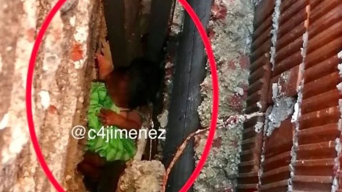Video: Rescatan a bebé recién nacida que estaba atrapada entre las paredes de una casa