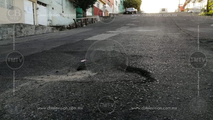Socavón gigante en la calle Campesino de la colonia Obrera