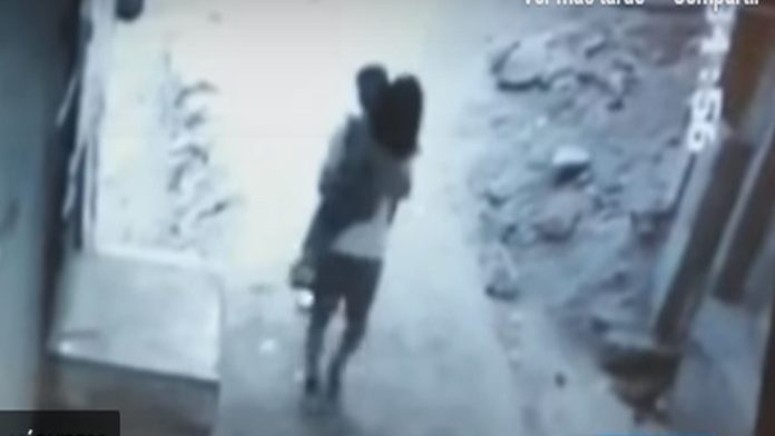 Video: Captan el momento en que un hombre secuestra a una niña; fue hallada muerta