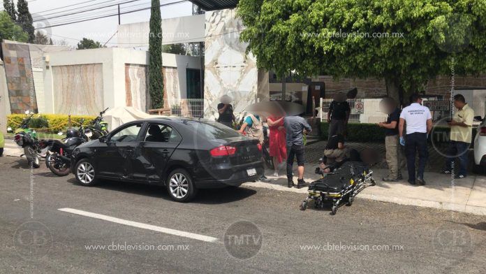 Un herido deja el choque de dos motocicletas en contra de un vehículo al sur de Morelia