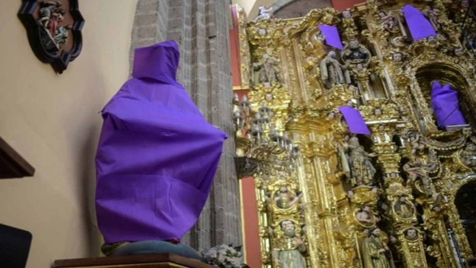 Iglesias cubren con mantas a la virgen María como protesta por la violencia de género en México