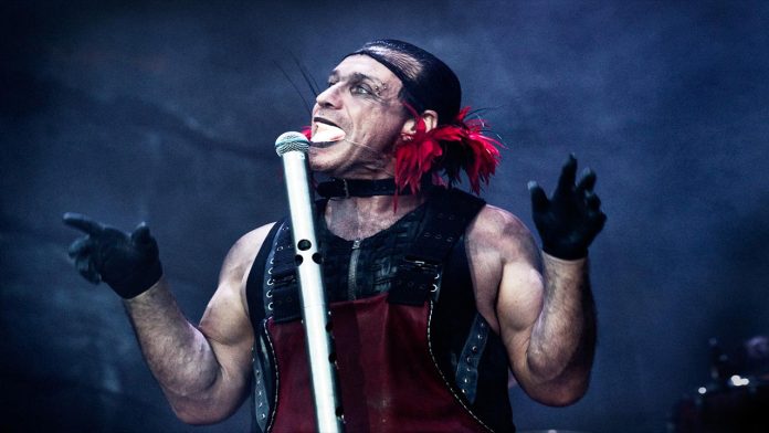 Till Lindemann, vocalista de la banda alemana Rammstein, es hospitalizado luego de dar positivo a Covid-19