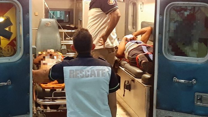 Una pareja vive de milagro tras volcar la camioneta en la que viajaban