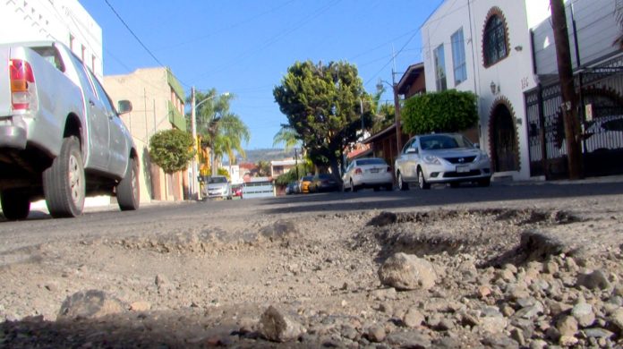 Vecinos de la Nueva Chapultepec, se quejan de los baches de sus calles.