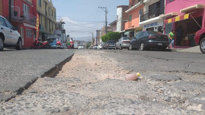 Problemas de bacheo en la colonia Independencia.