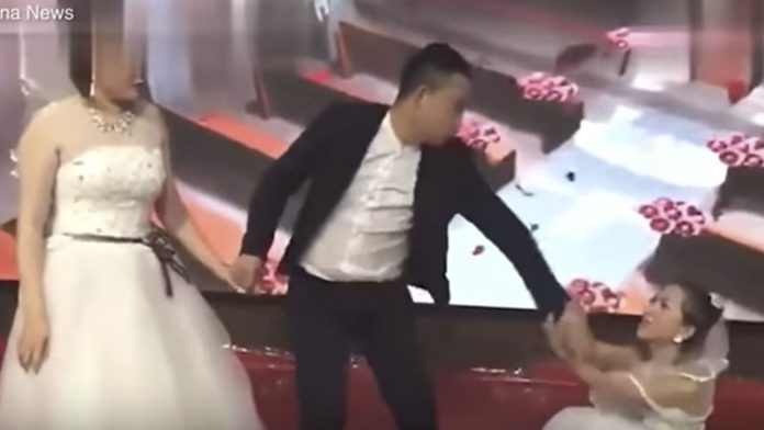 VIDEO: Va vestida de novia a la boda de su ex para pedirle que no se case