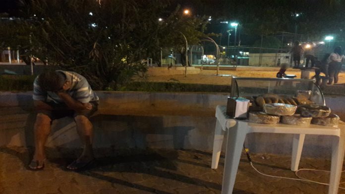Adolescente pide ayuda difundiendo foto de su papá por no vender comida.