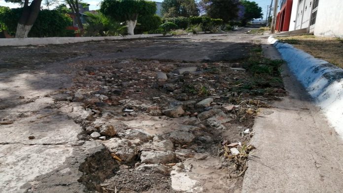 Calle totalmente desecha que ya ni vehículos pasan.