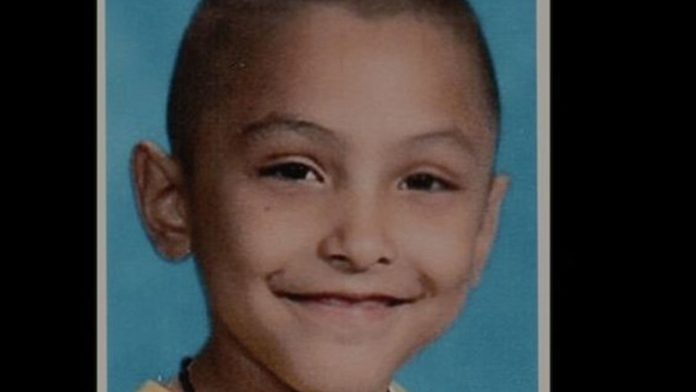 Fue asesinado a manos de su madre y su padrastro; el caso será nueva serie en Netflix