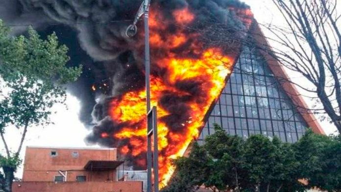 Incendio consume parte de parroquia en la Jardín Balbuena; ya fue controlado