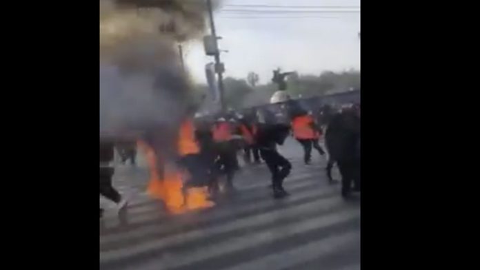 VIDEO: Encapuchadas se incendian al lanzar bombas molotov en marcha del 8M
