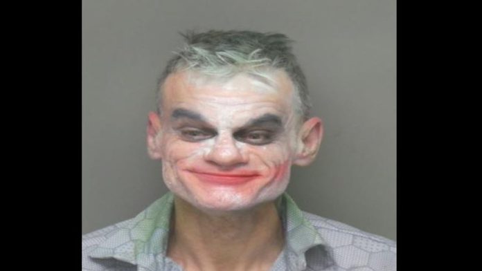 Detienen a hombre disfrazado de Joker por colocar explosivos