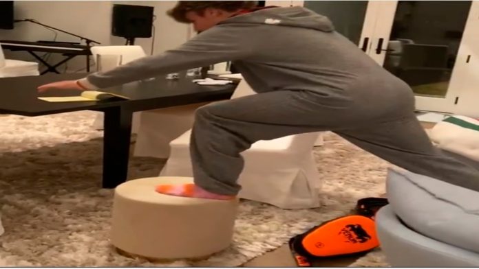 Video: Así se divierte Justin Bieber durante la cuarentena