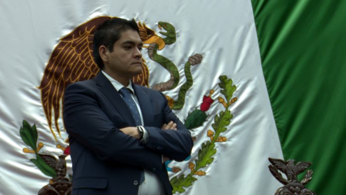 Diputado Arturo Hernández exhorta a la ciudadanía a tomar las medidas necesarias para sobrellevar la crisis económica.