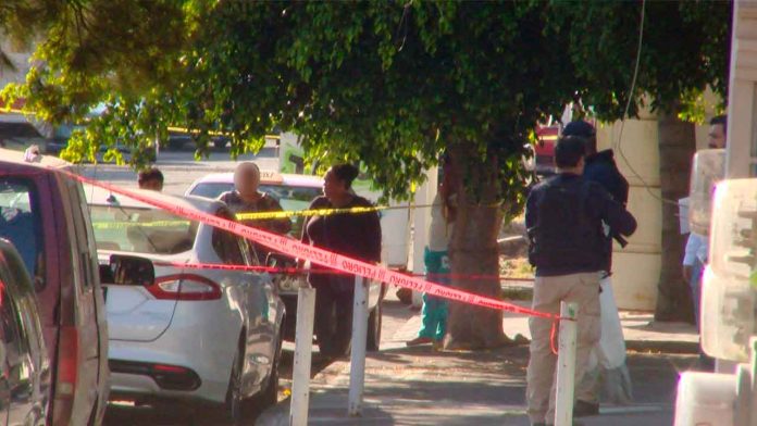 Cae al piso y muere en pleno centro de Lázaro Cárdenas
