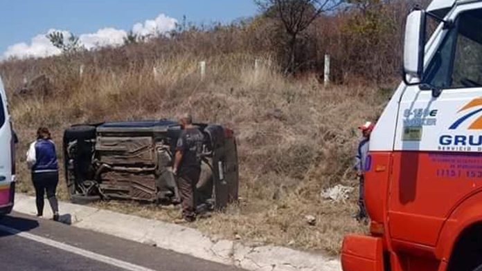Volcadura deja 5 heridos en la Zitácuaro-Morelia
