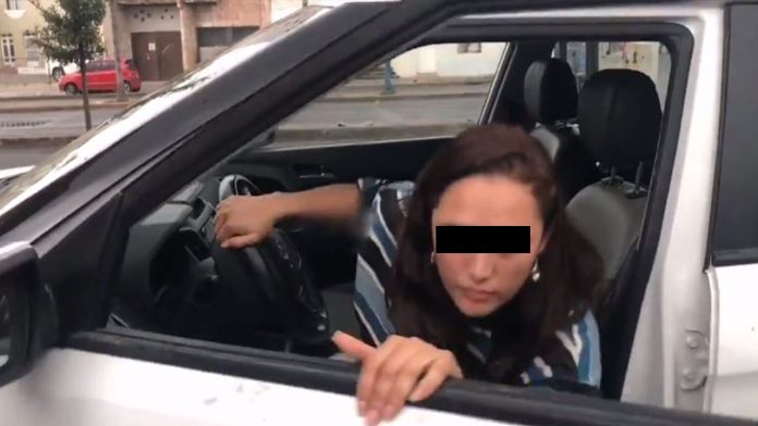 VIDEO: Exhibe a mujer que dejó a sus hijos en un Oxxo y ella lo amenaza y asegura que la manoseó