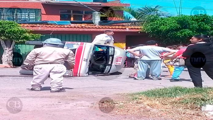 Seis lesionados deja volcadura de combi