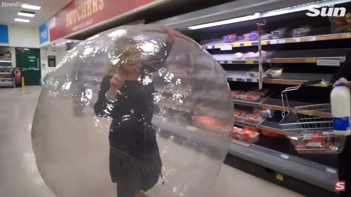 Video: Mujer va de compras dentro de una pelota inflable