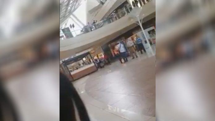 Hombre armado agrede a mujer en Plaza las Américas.
