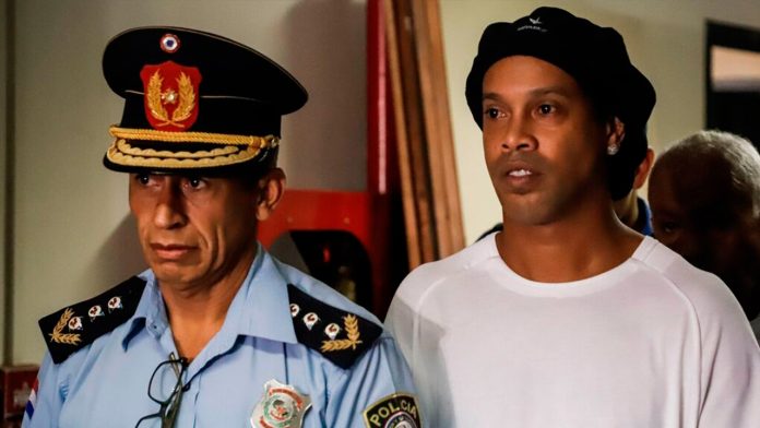 Pipino Cuevas, ex delantero internacional de Paraguay, es los pocos que se han visto cara a cara con Ronaldinho, quien desde hace 10 días permanece encarcelado junto a su hermano en Asunción
