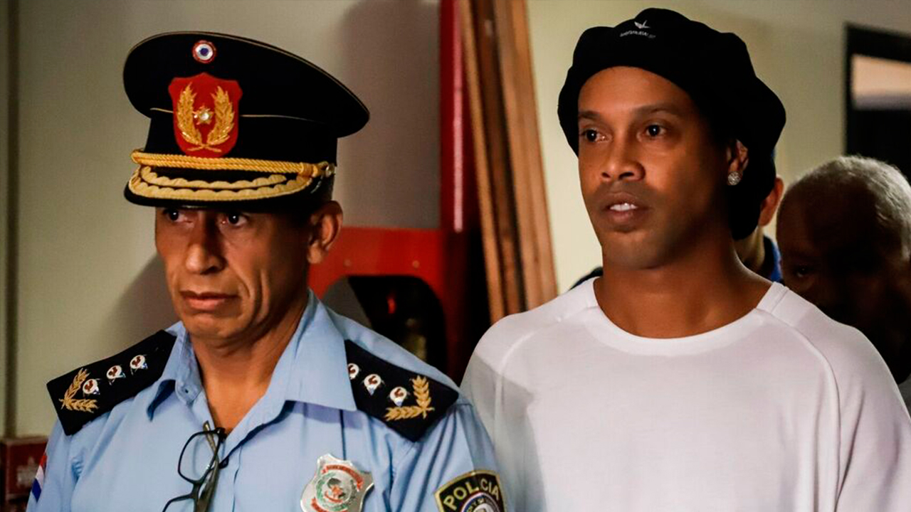 Pipino Cuevas, ex delantero internacional de Paraguay, es los pocos que se han visto cara a cara con Ronaldinho, quien desde hace 10 días permanece encarcelado junto a su hermano en Asunción Pipino Cuevas, ex delantero internacional de Paraguay, es los pocos que se han visto cara a cara con Ronaldinho, quien desde hace 10 días permanece encarcelado junto a su hermano en Asunción