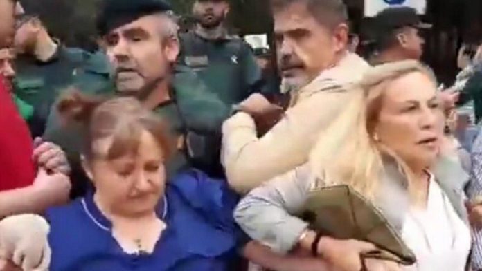El inaudito enfrentamiento entre policías y fieles; “Queremos ir a misa”.