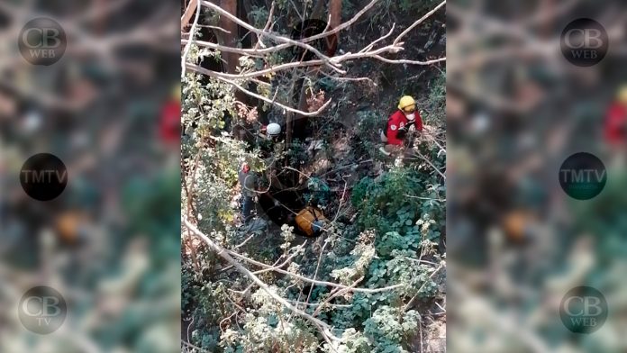 Se lanzó de un puente de 30 metros de alto en Zitácuaro