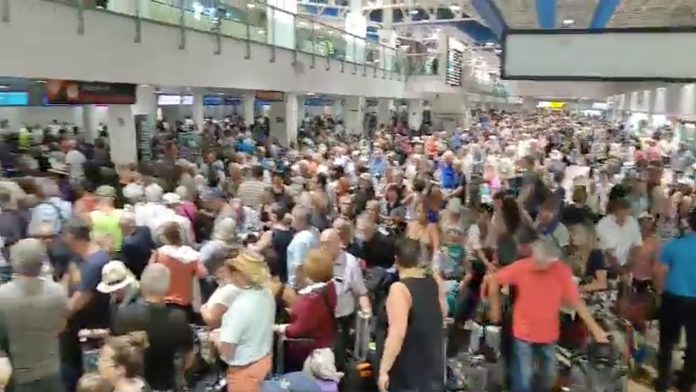 Bajan a turistas de crucero y abarrotan aeropuerto de Puerto Vallarta