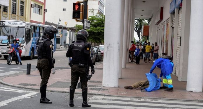 ¡Alerta en Ecuador! Decenas de cadáveres en calles y casas, no hay quién los recoja; familiares los incineran en las avenidas