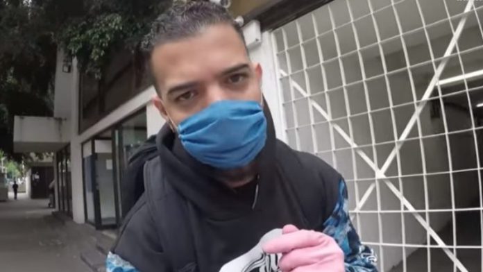 Video: Youtuber con coronavirus ignora medidas de higiene y sale a la calle