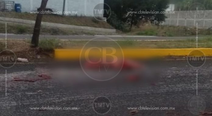 Autos le destroza el cuerpo al querer atravesar la Morelia-Pátzcuaro